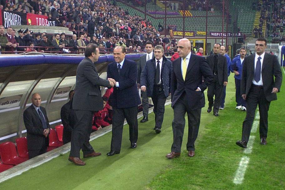 Silvio Berlusconi stringe la mano a Zaccheroni prima di un Milan-Barcellona: tra i due non è mai nato l&#39;amore, Zac sarà esonerato il 15 marzo 2001. Dfp